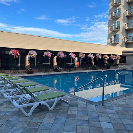 Coast Capri Hotel Kelowna Bagian luar foto