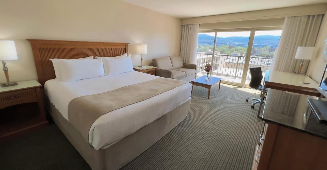 Coast Capri Hotel Kelowna Bagian luar foto