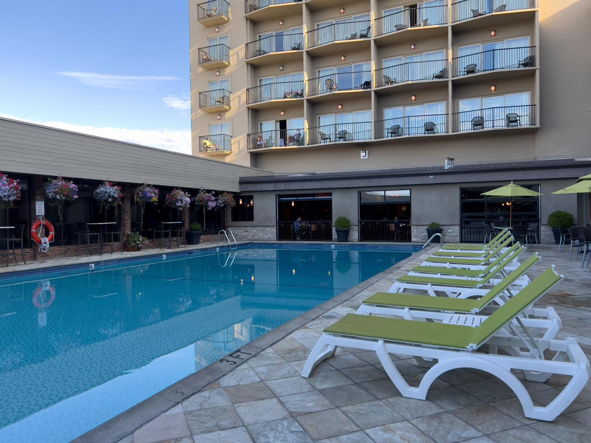 Coast Capri Hotel Kelowna Bagian luar foto