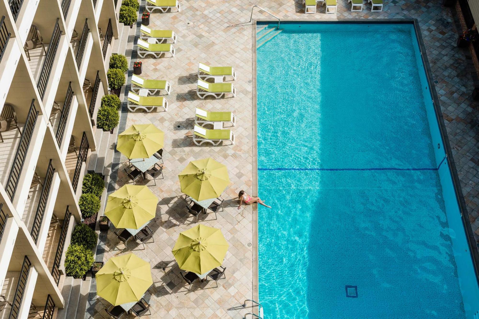Coast Capri Hotel Kelowna Bagian luar foto