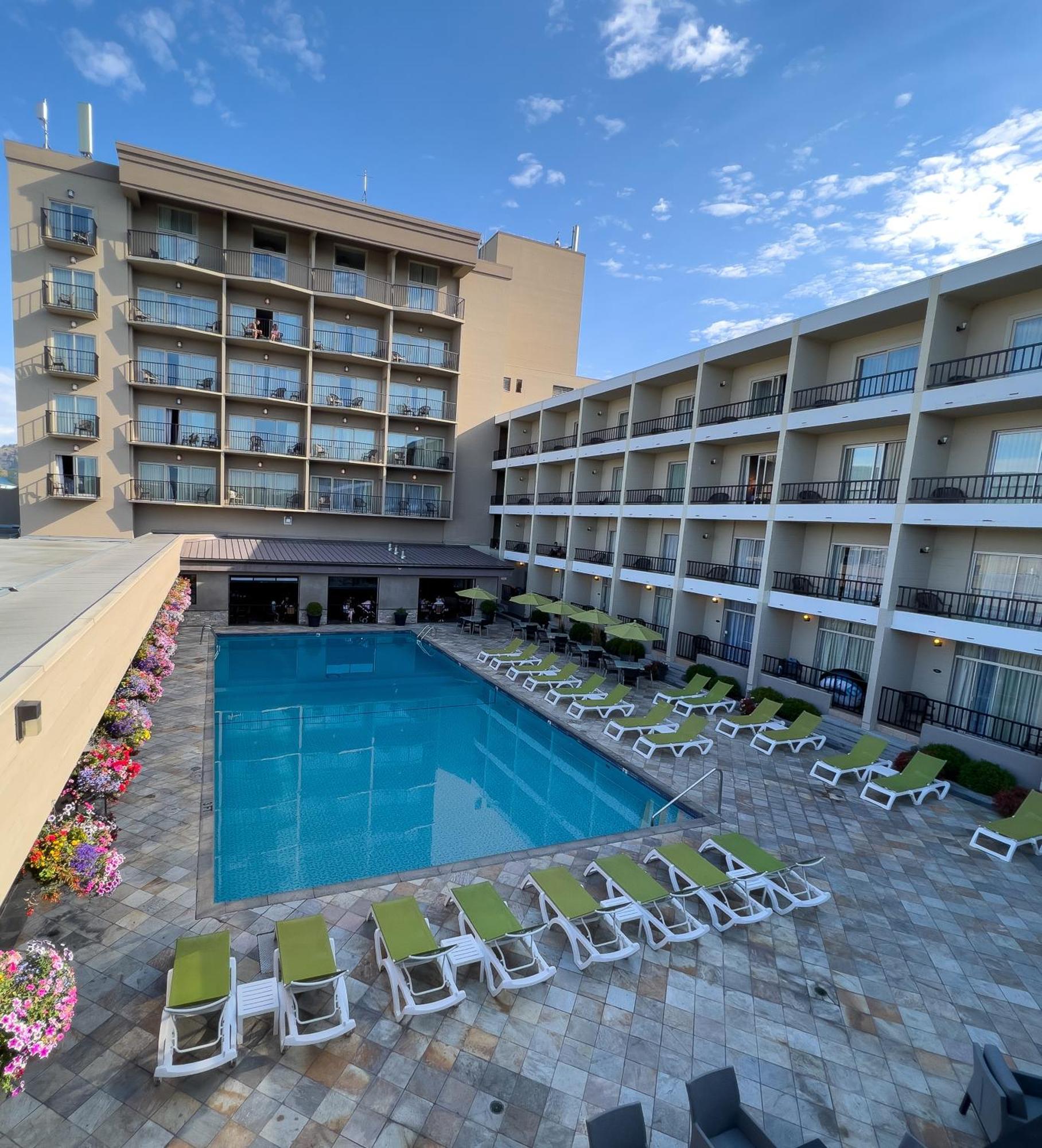 Coast Capri Hotel Kelowna Bagian luar foto